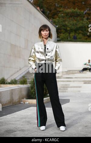 La styliste Anya Ziourova posant devant le défilé Hermès pendant la semaine de la mode de Paris - 2 octobre 2017 - photo : Runway Manhattan/Valentina Ranieri ***pour usage éditorial seulement *** | usage mondial Banque D'Images