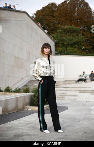 La styliste Anya Ziourova posant devant le défilé Hermès pendant la semaine de la mode de Paris - 2 octobre 2017 - photo : Runway Manhattan/Valentina Ranieri ***pour usage éditorial seulement *** | usage mondial Banque D'Images