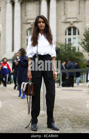 Chiara Totire posant devant le défilé sacai pendant la semaine de la mode de Paris - 2 octobre 2017 - photo : Runway Manhattan/Valentina Ranieri ***pour usage éditorial seulement *** | usage mondial Banque D'Images