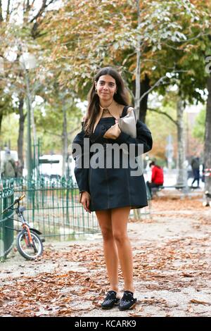 Georgia Tal, rédacteur de mode pour Vogue Gioiello, posant à l'extérieur du spectacle de piste de sacai pendant la semaine de mode de Paris - 2 octobre 2017 - photo: Piste Manhattan/Valentina Ranieri ***pour usage éditorial seulement*** | usage dans le monde entier Banque D'Images