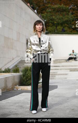 La styliste Anya Ziourova posant devant le défilé Hermès pendant la semaine de la mode de Paris - 2 octobre 2017 - photo : Runway Manhattan/Valentina Ranieri ***pour usage éditorial seulement *** | usage mondial Banque D'Images