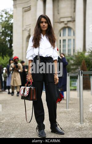 Chiara Totire posant devant le défilé sacai pendant la semaine de la mode de Paris - 2 octobre 2017 - photo : Runway Manhattan/Valentina Ranieri ***pour usage éditorial seulement *** | usage mondial Banque D'Images