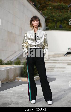 La styliste Anya Ziourova posant devant le défilé Hermès pendant la semaine de la mode de Paris - 2 octobre 2017 - photo : Runway Manhattan/Valentina Ranieri ***pour usage éditorial seulement *** | usage mondial Banque D'Images