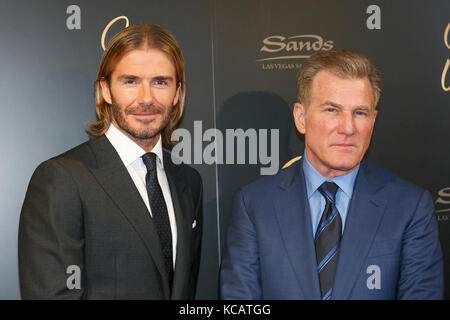 Palace Hotel, Tokyo, Japon. 4 octobre 2017. (De gauche à droite) David Beckham, ancien joueur de football professionnel anglais, et Robert G. Goldstein, président et directeur des opérations de Las Vegas Sands, posent pour les caméras lors d'une séance photo pour Las Vegas Sands Corp. Beckham, qui agit en tant qu'ambassadeur mondial de Sands, a assisté à une réception après être apparu dans une session de panel pour discuter du potentiel des complexes hôteliers intégrés au Japon au Palace Hotel de Tokyo. Crédit : Aflo Co. Ltd./Alamy Live News Banque D'Images