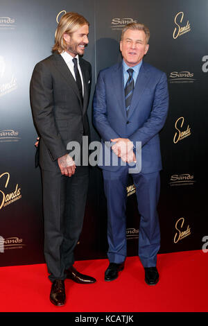 Palace Hotel, Tokyo, Japon. 4 octobre 2017. (De gauche à droite) David Beckham, ancien joueur de football professionnel anglais, et Robert G. Goldstein, président et directeur des opérations de Las Vegas Sands, posent pour les caméras lors d'une séance photo pour Las Vegas Sands Corp. Beckham, qui agit en tant qu'ambassadeur mondial de Sands, a assisté à une réception après être apparu dans une session de panel pour discuter du potentiel des complexes hôteliers intégrés au Japon au Palace Hotel de Tokyo. Crédit : Aflo Co. Ltd./Alamy Live News Banque D'Images