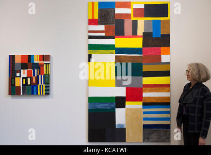 Somerset House, Londres, Royaume-Uni. 3 octobre 2017. 1:54 Contemporary African Art Fair, la principale foire internationale dédiée à l'art contemporain africain, ouvre sa cinquième édition de Londres. Parmi les exposants cette année, 18 galeries d'Afrique. Photo: Œuvres d'Atta Kwami. Galerie Beardsmore. Crédit : Malcolm Park/Alay Live News. Banque D'Images