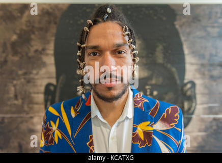 Somerset House, Londres, Royaume-Uni. 3 octobre 2017. 1:54 Contemporary African Art Fair, la principale foire internationale dédiée à l'art contemporain africain, ouvre sa cinquième édition de Londres. Parmi les exposants cette année, 18 galeries d'Afrique. Photo: L'artiste Alexis Peskine devant son oeuvre ATA EMIT (à qui appartient l'Univers). Galerie d'octobre. Crédit : Malcolm Park/Alay Live News. Banque D'Images