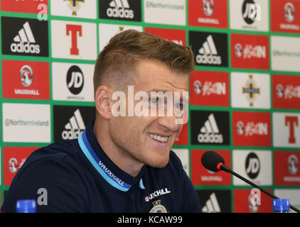 Belfast, Irlande du Nord. 4ème Oct 2017. Stade national de football à Windsor Park à Belfast en Irlande du Nord. 04 octobre 2017. L'Irlande du Nord le capitaine Steven Davis à cette conférence de presse. L'Irlande du Nord jouent leur qualification de la Coupe du Monde contre l'Allemagne demain soir. Crédit : David Hunter/Alamy Live News. Banque D'Images