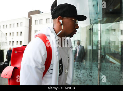 Belfast, Royaume-Uni. 4 octobre 2017. L'Allemand Jerome Boateng descend du bus et se rend à l'hôtel de l'équipe avant le match de qualification de la Coupe du monde de football entre l'Irlande du Nord et l'Allemagne à Belfast, au Royaume-Uni, le 4 octobre 2017. Crédit : Christian Charisius/dpa/Alamy Live News Banque D'Images