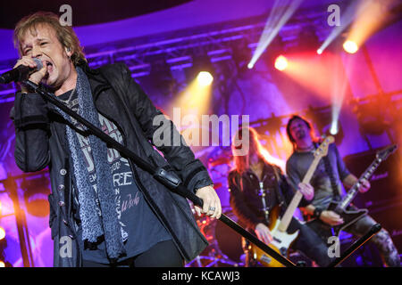 Wartenberg, Allemagne. 3 octobre 2017. Edguy, le groupe allemand Power Metal autour de la chanteuse Tobias Sammet. Concert final de leur '25 ans - le meilleur des monuments 2017'-Tour à Wartenberg-Oval, Wartenberg-Angersbach, Allemagne. Crédit: Christian Lademann Banque D'Images