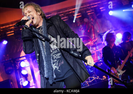 Wartenberg, Allemagne. 3 octobre 2017. Edguy, le groupe allemand Power Metal autour de la chanteuse Tobias Sammet. Concert final de leur '25 ans - le meilleur des monuments 2017'-Tour à Wartenberg-Oval, Wartenberg-Angersbach, Allemagne. Crédit: Christian Lademann Banque D'Images