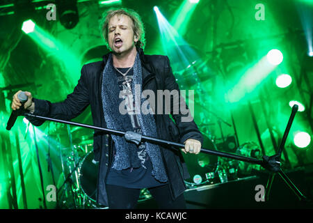 Wartenberg, Allemagne. 3 octobre 2017. Edguy, le groupe allemand Power Metal autour de la chanteuse Tobias Sammet. Concert final de leur '25 ans - le meilleur des monuments 2017'-Tour à Wartenberg-Oval, Wartenberg-Angersbach, Allemagne. Crédit: Christian Lademann Banque D'Images