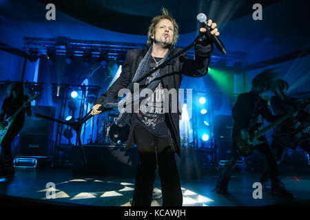 Wartenberg, Allemagne. 3 octobre 2017. Edguy, le groupe allemand Power Metal autour de la chanteuse Tobias Sammet. Concert final de leur '25 ans - le meilleur des monuments 2017'-Tour à Wartenberg-Oval, Wartenberg-Angersbach, Allemagne. Crédit: Christian Lademann Banque D'Images