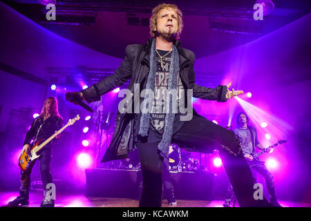 Wartenberg, Allemagne. 3 octobre 2017. Edguy, le groupe allemand Power Metal autour de la chanteuse Tobias Sammet. Concert final de leur '25 ans - le meilleur des monuments 2017'-Tour à Wartenberg-Oval, Wartenberg-Angersbach, Allemagne. Crédit: Christian Lademann Banque D'Images