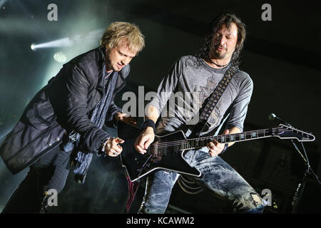 Wartenberg, Allemagne. 3 octobre 2017. Edguy, le groupe allemand Power Metal autour de la chanteuse Tobias Sammet. Concert final de leur '25 ans - le meilleur des monuments 2017'-Tour à Wartenberg-Oval, Wartenberg-Angersbach, Allemagne. Ici Tobias Sammet (L) et Jens Ludwig (R, guitare). Crédit: Christian Lademann Banque D'Images