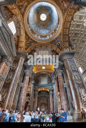 L'intérieur et les plafonds de la Basilique St Pierre dans la Cité du Vatican à Rome. Banque D'Images