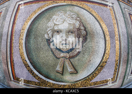 Mosaïque sur le mur qui entoure le dôme de la basilique St Pierre dans la Cité du Vatican à Rome. Banque D'Images