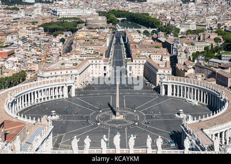 Vue sur la Place Saint Pierre et les toits de Rome à partir de la coupole de la basilique St Pierre dans la Cité du Vatican à Rome. Banque D'Images