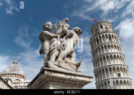 PISE, ITALIE, 15 septembre 2015 : le coeur de la Piazza del Duomo de Pise est le Duomo, la cathédrale médiévale de l'archidiocèse de Pise, intitulé Banque D'Images