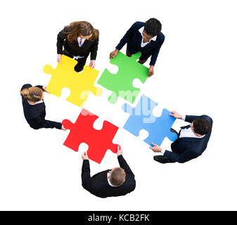 High angle view of a young résoudre puzzle sur fond blanc Banque D'Images