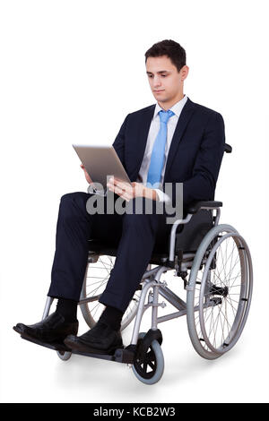 Handicapés businessman using digital tablet on white background Banque D'Images