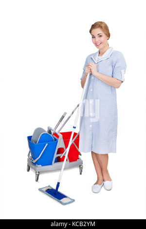 Jeune femme concierge nettoyage planchers en utilisant RDP sur fond blanc Banque D'Images