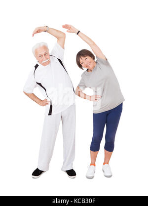 Senior couple doing fitness. isolated on white Banque D'Images