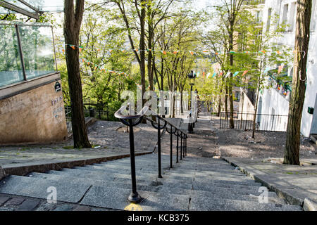 Montmartre rue sans personnes tôt le matin Banque D'Images