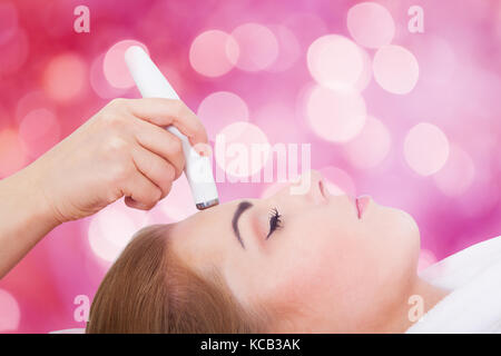 Close-up of a young woman receiving microdermabrasion thérapie sur front Banque D'Images