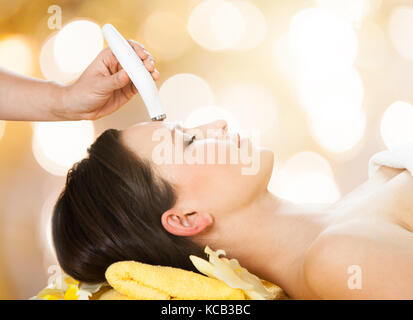 Close-up of a subit un traitement de microdermabrasion sur front beauty spa Banque D'Images