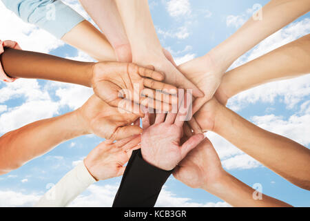 Low Angle View Of A Mains d'Empilage Against Sky Banque D'Images