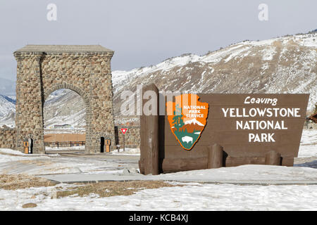 GARDINER, Montana, le 22 janvier 2017 : Le Roosevelt Arch est une arche de triomphe rustique à l'entrée nord du Parc National de Yellowstone dans la Gardine Banque D'Images