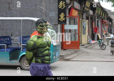 Personne qui porte le costume de Hulk à Pingyao, Chine Banque D'Images