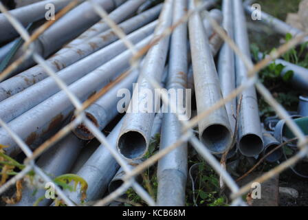 Poteaux de clôture de l'autre côté d'une clôture Banque D'Images