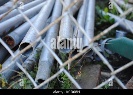 Poteaux de clôture de l'autre côté d'une clôture Banque D'Images