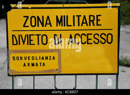 Panneau d'avertissement jaune à la zone militaire en Italie et le texte qui signifie zone militaire d'accès. surveillance de l'armée Banque D'Images
