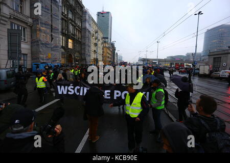 Varsovie, Pologne. 03ème octobre 2017. Une manifestation massive pour les droits des femmes et contre la loi polonaise sur l'avortement par le parti au pouvoir du PiS (Prawo i Sprawiedliwosc - droite et Justice) se déplace à travers le centre de Varsovie. Crédit: Madeleine Lenz/Pacific Press/Alay Live News Banque D'Images