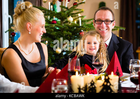 Family celebrating christmas dinner Banque D'Images