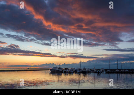 Coucher du soleil à marina pirita, Tallinn en Estonie. pirita est l'un des plus prestigieux et des plus riches quartiers de Tallinn, en raison de sa plage et de plaisance Banque D'Images