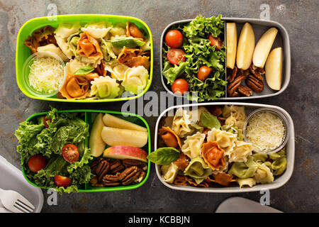 Boîtes à lunch avec des aliments prêts à aller Banque D'Images