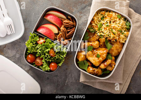 Boîtes à lunch avec des aliments prêts à aller Banque D'Images