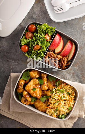 Boîtes à lunch avec des aliments prêts à aller Banque D'Images