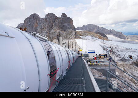 Ramsau am dachstein, Autriche - août 17 : ascenseur de ski avec des gens à pied de glacier de Dachstein le 17 août 2017 à Ramsau am dachstein, en Autriche. Banque D'Images