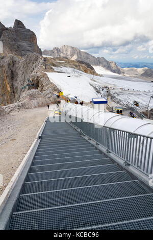 Ramsau am dachstein, Autriche - août 17 : ascenseur de ski avec des gens à pied de glacier de Dachstein le 17 août 2017 à Ramsau am dachstein, en Autriche. Banque D'Images