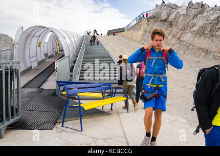 Ramsau am dachstein, Autriche - août 17 : ascenseur de ski avec des gens à pied de glacier de Dachstein le 17 août 2017 à Ramsau am dachstein, en Autriche. Banque D'Images