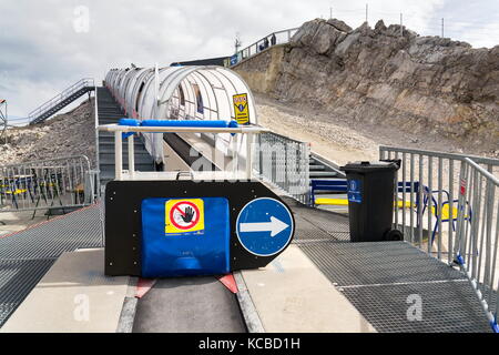 Ramsau am dachstein, Autriche - août 17 : ascenseur de ski avec des gens à pied de glacier de Dachstein le 17 août 2017 à Ramsau am dachstein, en Autriche. Banque D'Images