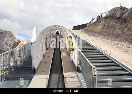 Ramsau am dachstein, Autriche - août 17 : ascenseur de ski avec des gens à pied de glacier de Dachstein le 17 août 2017 à Ramsau am dachstein, en Autriche. Banque D'Images