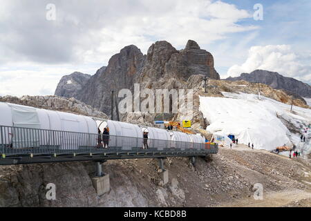 Ramsau am dachstein, Autriche - août 17 : ascenseur de ski avec des gens à pied de glacier de Dachstein le 17 août 2017 à Ramsau am dachstein, en Autriche. Banque D'Images