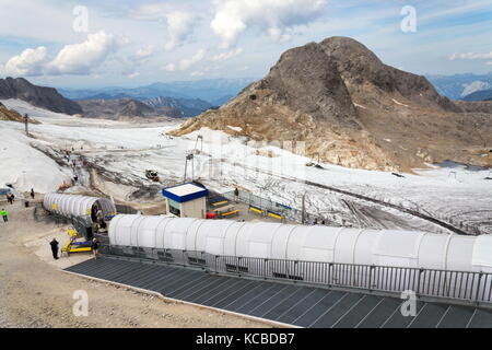 Ramsau am dachstein, Autriche - août 17 : ascenseur de ski avec des gens à pied de glacier de Dachstein le 17 août 2017 à Ramsau am dachstein, en Autriche. Banque D'Images