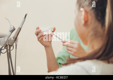Orthodontiste montre un patient en gypse de belles dents en bonne santé. Banque D'Images